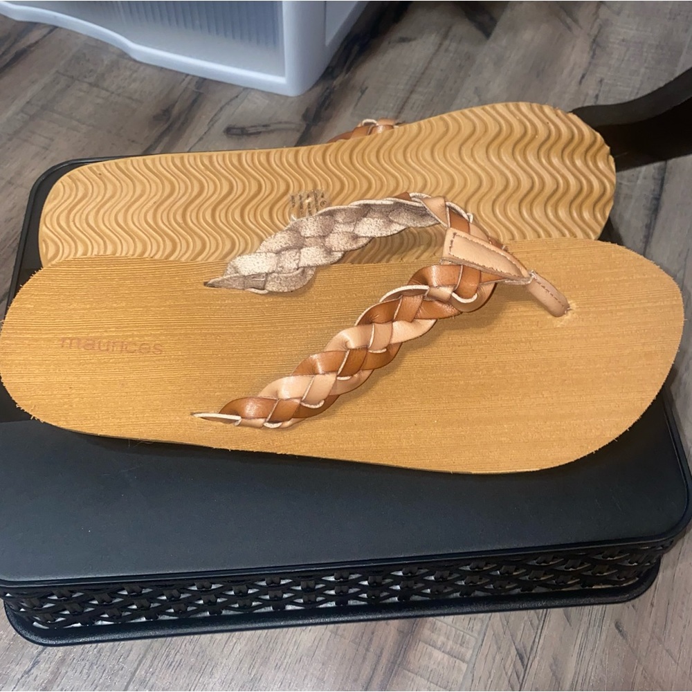 Maurice’s sandals never worn